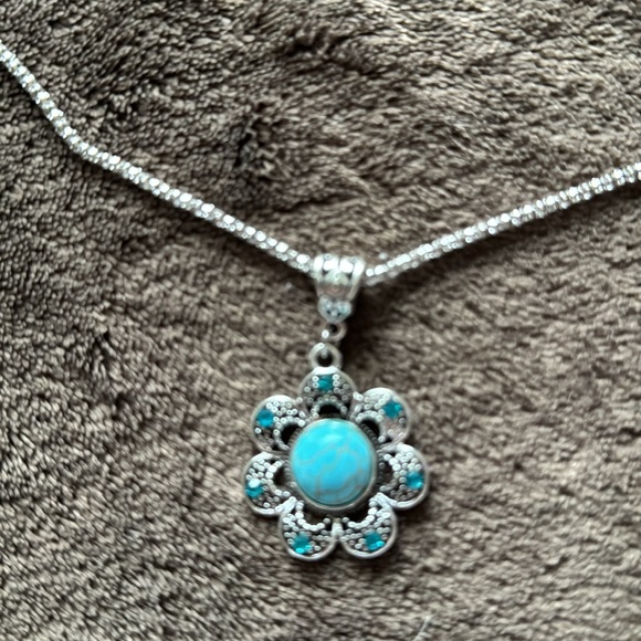 Genuine Turquoise Necklace
Chain approx 18/20” extender Pendant appro 1 1/4”
New - Picture 3 of 4